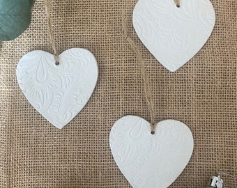 Ensemble de 3 décorations en argile à cœur blanc en relief | Ornement de Noël texturé | Emballage cadeau de Noël