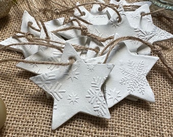 Set van 10 - Sneeuwvlokdecoratie van witte klei met reliëf | Getextureerd kerstornament | Kerstcadeauverpakking aanwezig