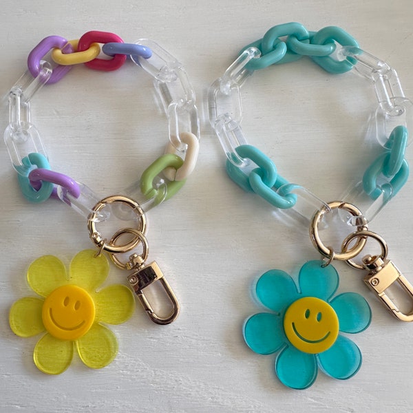 Chunky Link Wristlet Keychain with Smiley Face Flower Charm