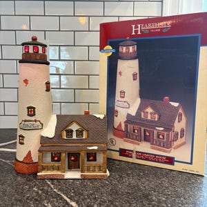 Lemax Hearthside Village White Cliff Leuchtturm | Beleuchtetes Weihnachtsdorf Gebäude | Küsten Urlaub Dekor
