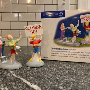 Department 56 カーウォッシュ募金活動 – ウィンタークリスマスビレッジアクセサリー – ライトアップホリデーディスプレイ – 季節のコレクターズデコレーション