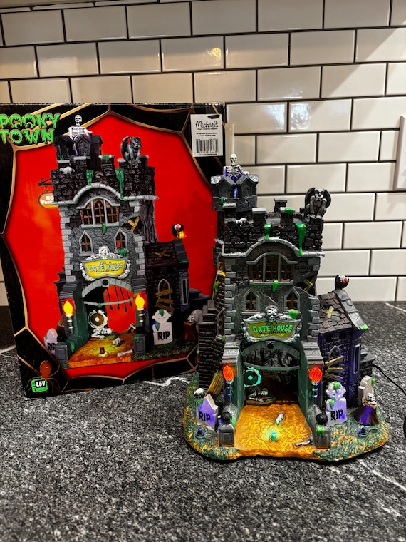Lemax Spooky Town The Gate House Lemax Spooky Town: the Gate House