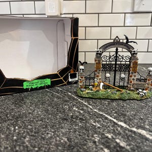 Lemax Spooky Town: Begraafplaatspoort, Halloweendecor, Halloweenaccessoire, Lemax, Spooky Town, Spook, Spookdecor, Haunted Halloween