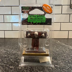 Lemax Spooky Town: In the Stocks, spookdecor, spookachtig accessoire, Halloween-accessoire, Halloweendecor, spookachtig decor, griezelig accessoire