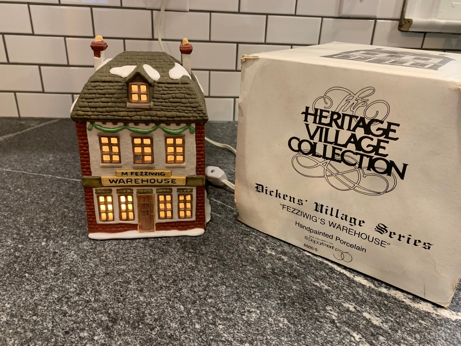 Heritage Village Collection – Fezziwig's Warehouse #6500-5, Department 56 – Beleuchtetes Porzellan, Dicken's Village