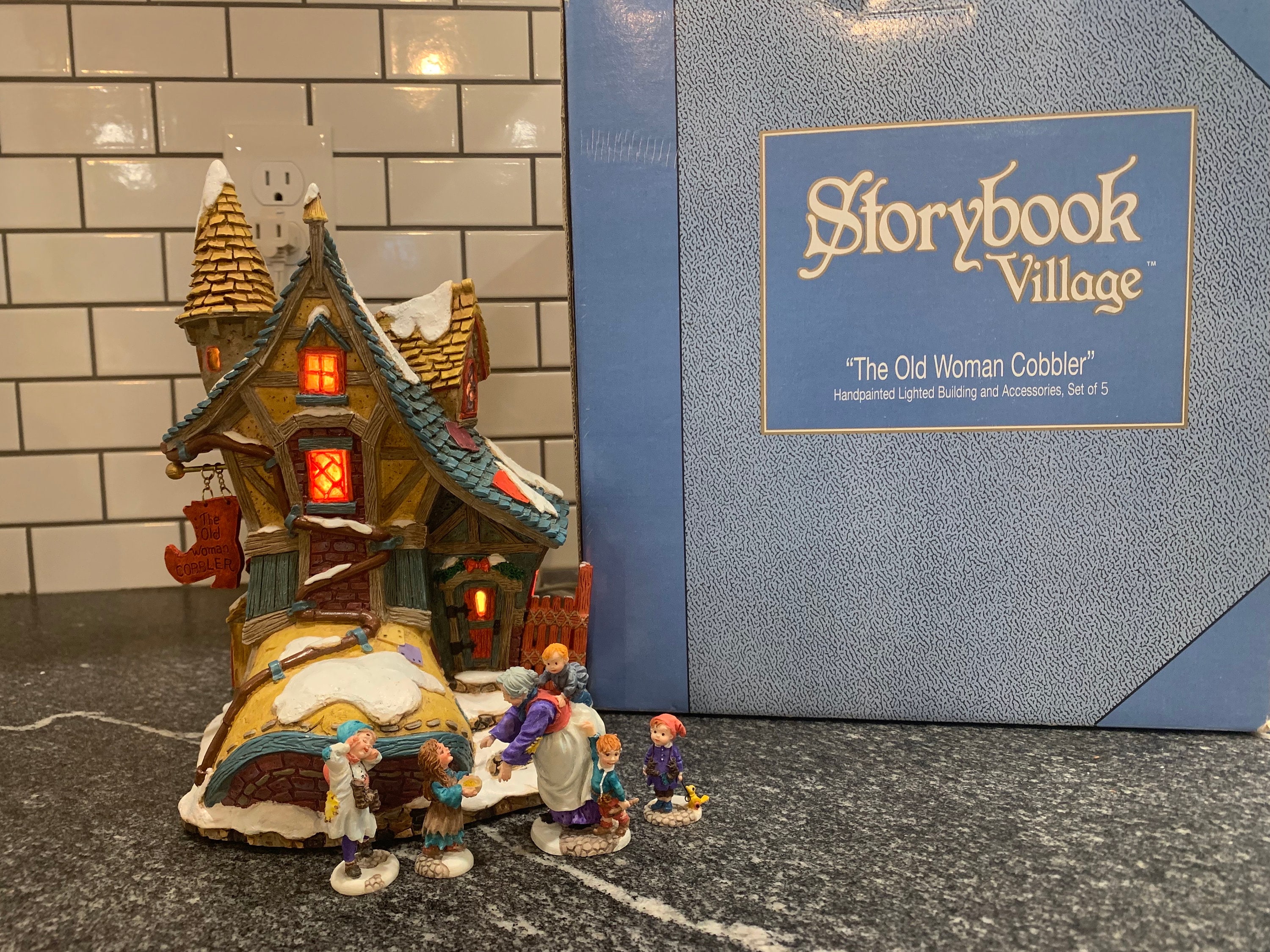 限定品 ピッカード 聖母子と天使たち クリスマス プレート Dept 56: The Old Woman Cobbler, Story Book Village