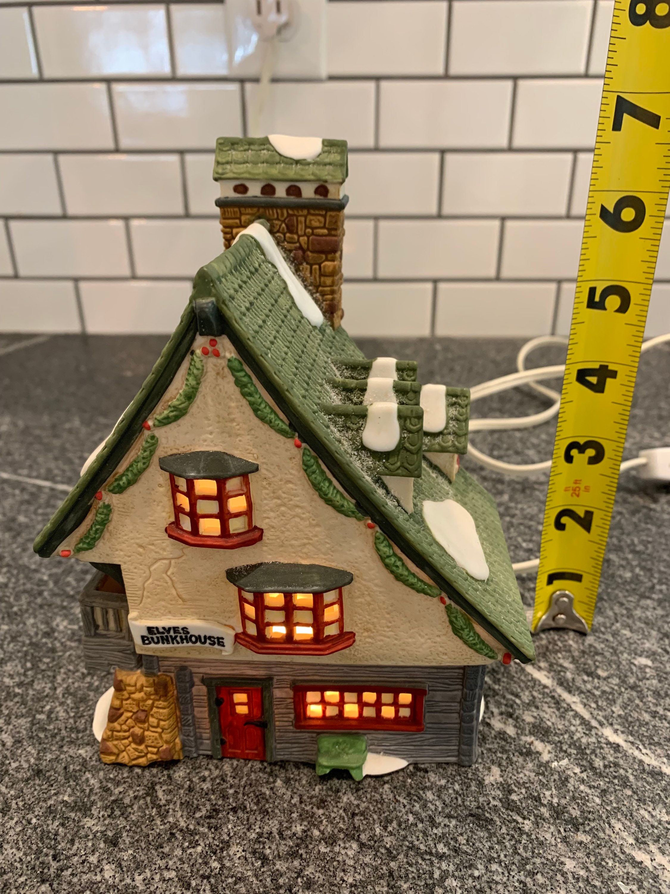 廃止された第56部署のエルフバンクハウス - 北極シリーズの照明付き