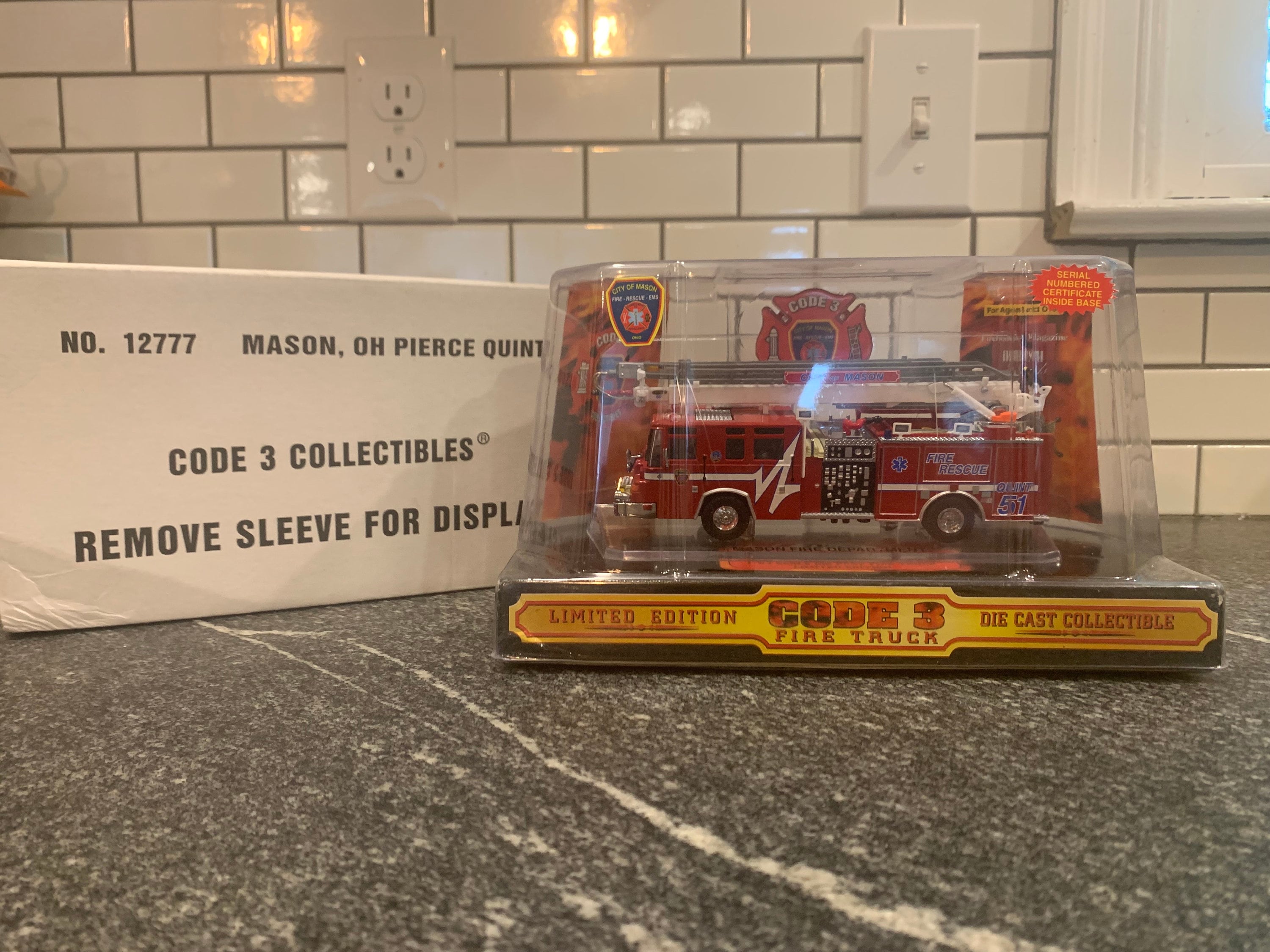 CODE 3 MASON FIRE DEPARTMENT 1/64 消防車 フィギュア 中古 美品 K9201639