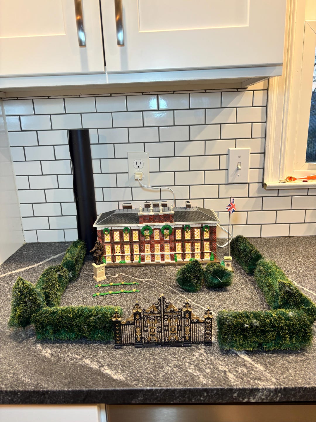 Department 56 Dickens' Village: Villino Tudor (Tudor Cottage) In Edizione Limitata Del 1985. Pezzo Da Collezione Retired In Ottime Condizioni Con Confezione Originale E Luce.