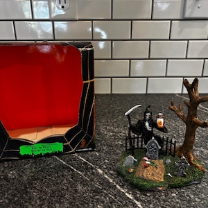 Lemax Spooky Town: rust in vrede, halloweenaccessoire, halloweendecor, spookaccessoire, spookdecor, Magere Hein, grafsteendecor