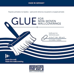 Puede incluir: Una ilustración azul y blanca de un pincel aplicando pegamento a una pared. El texto dice "GLUE FOR NON-WOVEN WALLCOVERINGS". El texto también dice "Suficiente para 6-8 m²/64-86 sq ft 1-2 rollos/rollos".