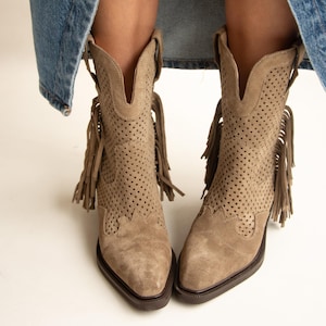Taupe suède westernlaarzen voor dames – geperforeerde cowgirl enkellaarsjes met franjes – Handgemaakte beige schoenen in cowboystijl – zomerlaarzen