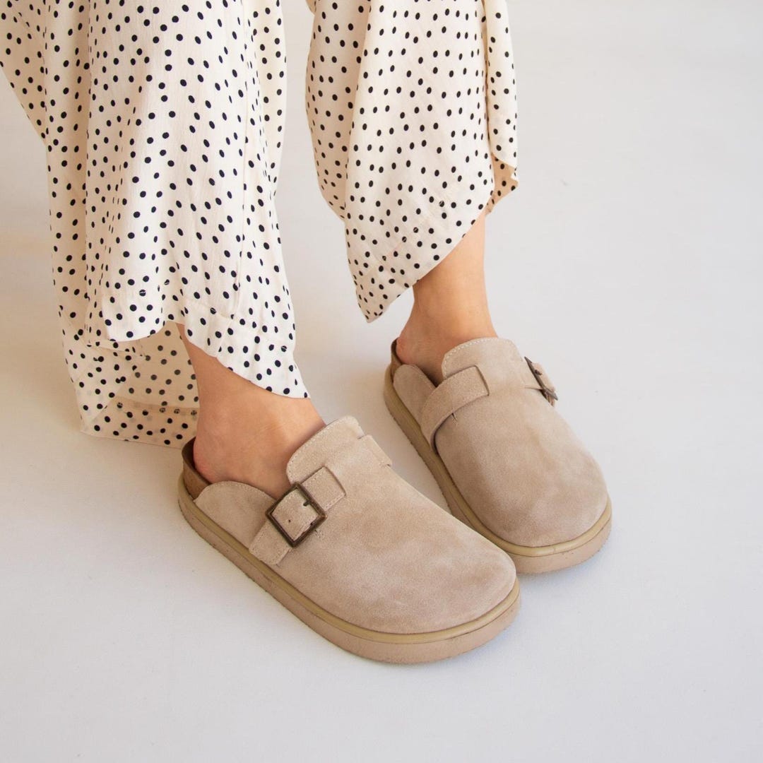 ◆KOMOREBI MUSEUM◆ Unisex Handmade Suede Clog Sandals Beige Women's Beige Suede Clogs With Buckle, Comfortable Slip on
