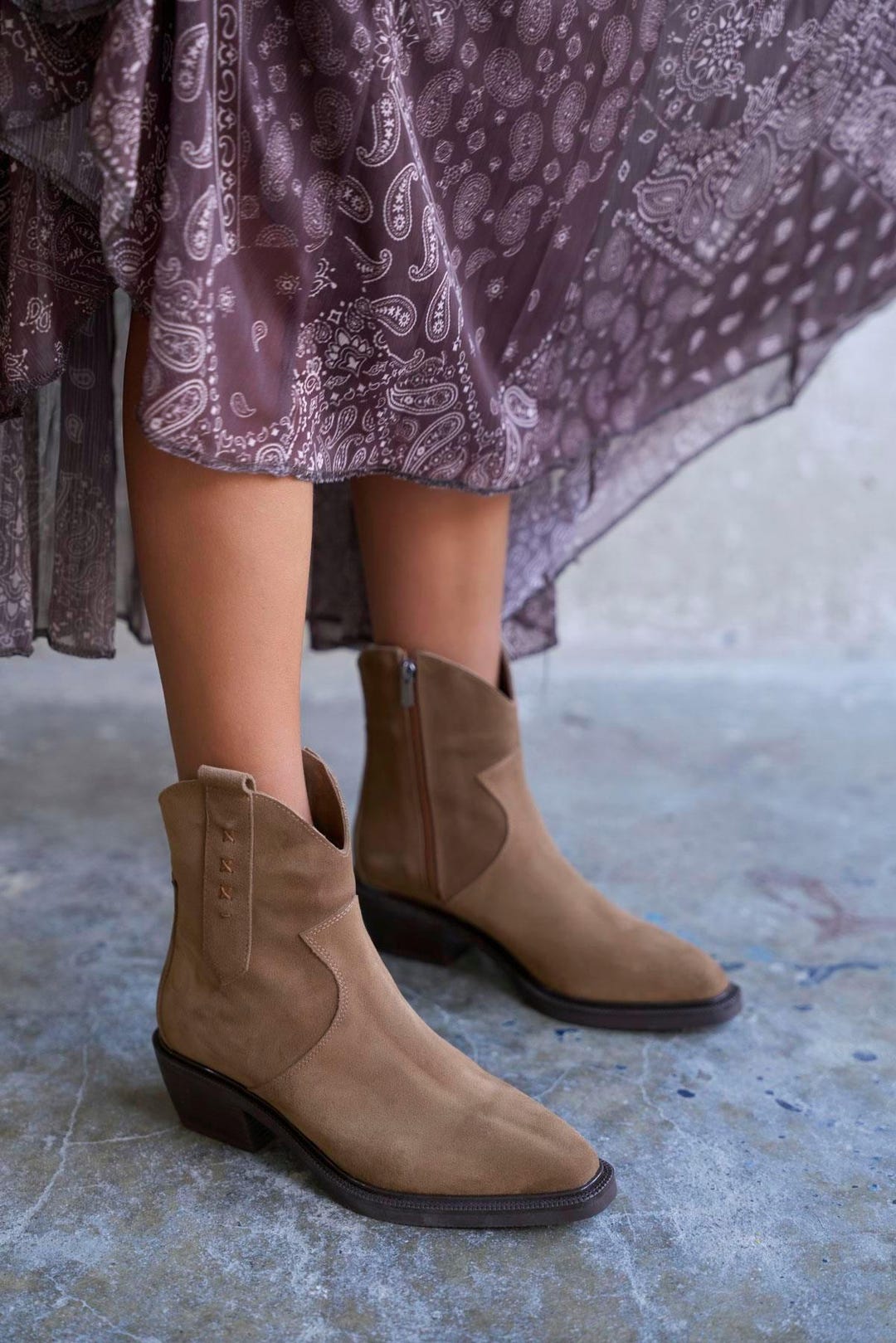 Botas vaqueras de ante marrón, botines western de punta puntiaguda