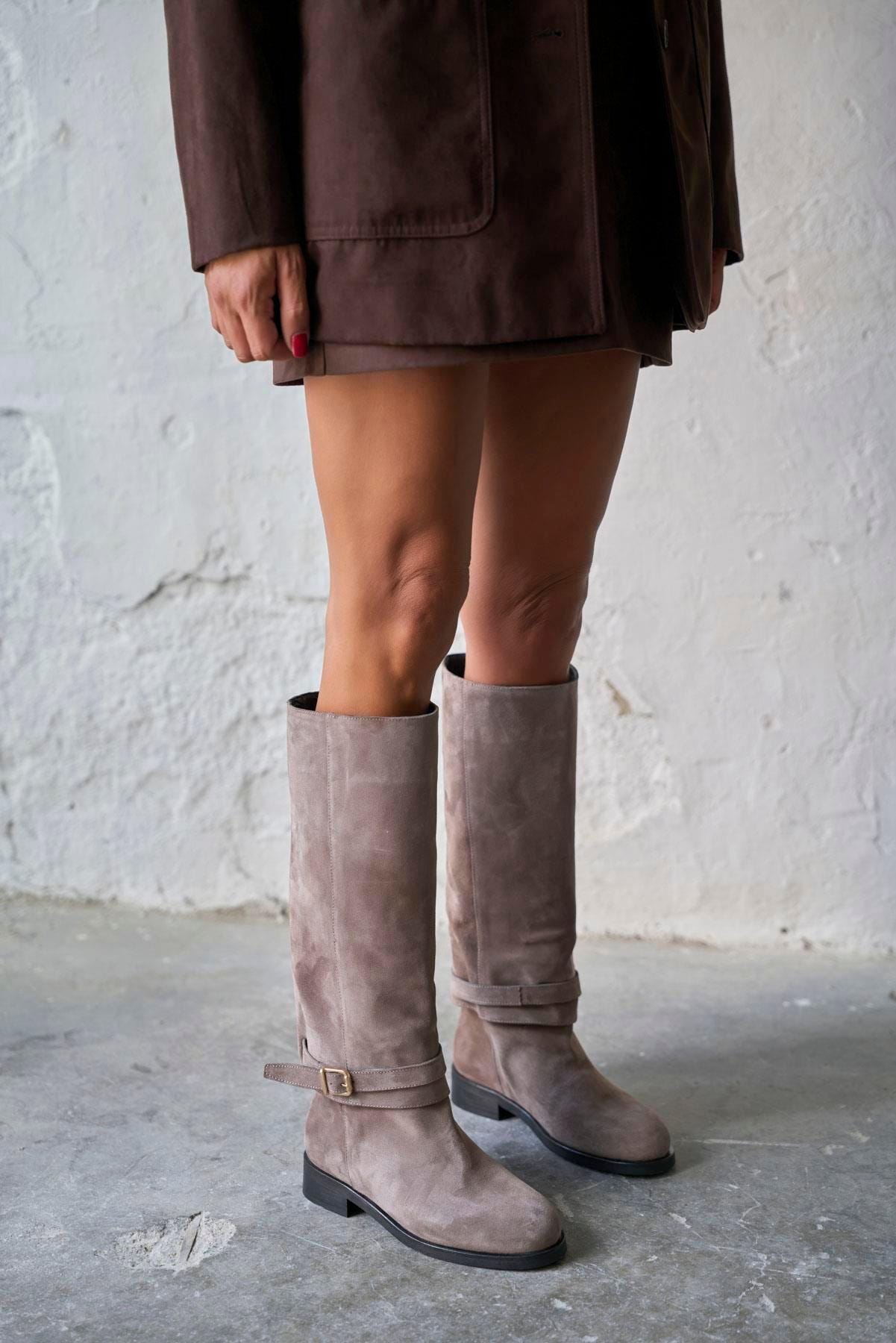 Stivali Western Donna In Pelle Scamosciata | Tacco Basso A Blocco | Altezza Ginocchio Con Cerniera | Per Inverno E Look Casual