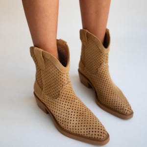 Camelkleurige suède western enkellaarzen voor dames – geperforeerde cowgirl-slofjes met lage hak, lichtgewicht ademende pull-on zomerlaarzen, bohostijl
