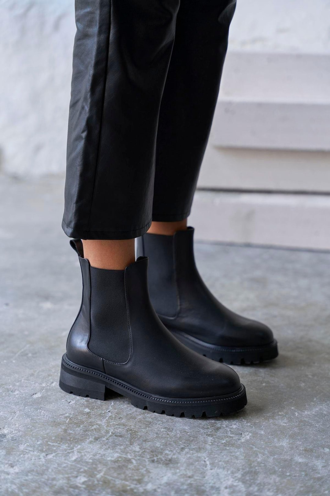 Klobige Chelsea Schwarze Klobige Boots Schnürstiefel Aus Schwarzem