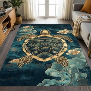 Peut inclure: Tapis de sol bleu canard et doré avec un motif de tortue marine. La tortue est au centre, entourée de nuages et de vagues stylisés. Le tapis a un fond bleu canard foncé avec des détails dorés. Idéal pour un salon.
