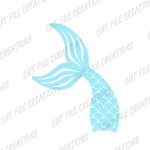 Puede incluir: Una cola de sirena azul claro con un patrón de escamas. La cola está curvada y tiene una aleta en la parte superior.