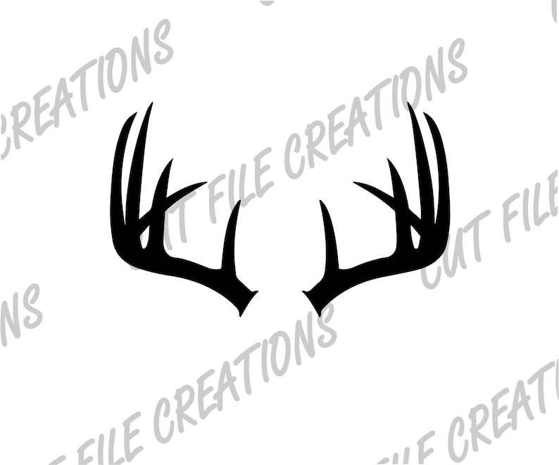 K&ouml;nnte beinhalten: Eine schwarze Silhouette eines Hirschgeweihs vor wei&szlig;em Hintergrund. Das Geweih ist symmetrisch, mit mehreren Sprossen, die von den Hauptstangen abzweigen. Die W&ouml;rter "CUT FILE CREATIONS" und "FILE CREATIONS" sind hellgrau um das Geweih gedruckt.