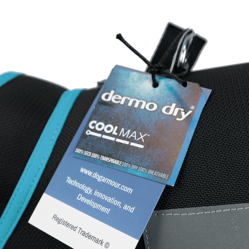 Pu&ograve; includere: Un collare per cani nero e blu con un'etichetta che recita "dermo dry COOLMAX 100% SECO 100% TRANSPIRABLE 100% DRY 100% BREATHABLE www.dogarmour.com Technology, Innovation, and Development Registered Trademark "