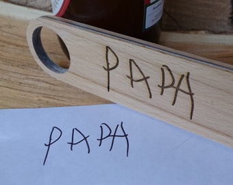 Personalisierter Flaschenöffner aus Holz mit eigener Schrift