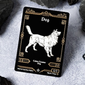 Peut inclure: Une carte noire avec des bordures dorées présente un dessin au trait blanc d'un chien. La carte indique "Dog" et "Token Creature Dog". Le bas de la carte indique "Made by Legendary Artifacts" et "1/1 Flip for 5 Dogs."