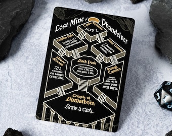 Könnte beinhalten: Ein schwarzes und goldenes Kartenspielbrett mit dem Titel "Lost Mine of Phandelver". Das Brett zeigt eine Karte eines Dungeons mit verschiedenen Räumen und Wegen. Die Karte ist für die Verwendung mit dem Rollenspiel Dungeons & Dragons gedacht.