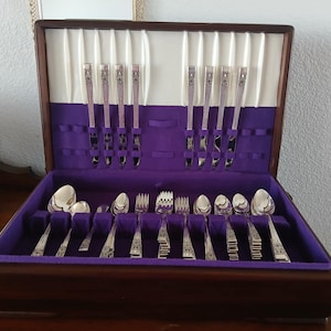 FREE Shpg!! Vtg Oneida Coronation Community LTD Silver Plated Silverware Set WITH Large Silverware Solid Wood Chest - Setting for 8