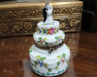 RARE!!! Vintage Porcelain Trinket Hinged Wedding Couple Cake Box with Angel Clasp - Hand painted, Signed, Limoges, France