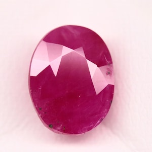 Natürlicher Burma Rubin 4.75 Karat | Ovaler geschliffener loser Edelstein | Tiefer Pink-roter Rubin für individuell gestalteten Schmuck | Juli Geburtsstein