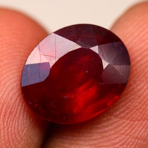 Owalny czerwony rubinowy kamień szlachetny: fasetowany kamień jubilerski o masie 4,9 ct, 12 x 9 mm