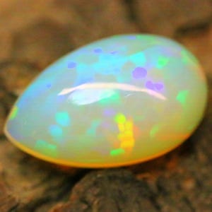 20.80Ct äthiopischer Opalcabochon| Großer Birnenförmiger Welo Opal | Auffälliges Regenbogen Feuer in Violett, Blau, Grün & Orange Natürlicher unbehandelter Opal