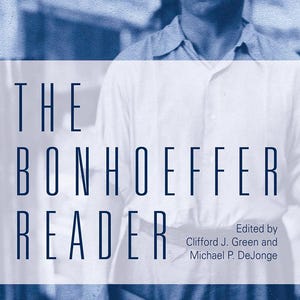Può includere: Copertina del libro The Bonhoeffer Reader. Il titolo è in grandi lettere blu navy. La copertina presenta un'immagine in bianco e nero di un uomo con gli occhiali. A cura di Clifford J. Green e Michael P. DeJonge.