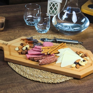 Pyramiden-graviertes Marmor-Käsebrett, individuelles Schneidebrett, Charcuterie-Brett, Marmor- und Holzbrett, weißes Corian-Schneidebrett