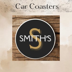 Peut inclure: Un dessous de verre rond noir pour voiture avec une lettre "S" dorée et le texte "SMITH'S" en blanc.