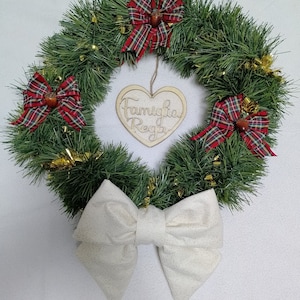 Natale Ghirlanda Aghifoglie Fuori Porta Fiocco Bianco con Cuore in Legno Personalizzato 43 cm diametro  43 x 50 cm  Artigianale Fatto a Mano