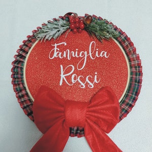 Natale Fuori Porta Tartan con Fiocco Rosso, in Legno, Personalizzato 33 cm diametro - 33 x 43 cm  Artigianale Fatto a Mano