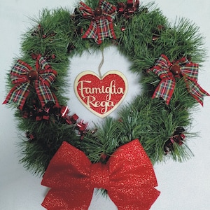 Natale Ghirlanda Aghifoglie Fuori Porta Fiocco Rosso con Cuore in Legno Personalizzato 43 cm diametro - 43 x 50 cm  Artigianale Fatto a Mano