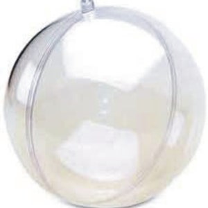 Può includere: Un ornamento sferico trasparente in plastica con un anello di sospensione in alto. L'ornamento è vuoto e pronto per essere riempito con decorazioni.