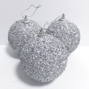 Natale 15 Sfere Argento 9 cm. diam. Fatte a Mano, Stile Graffiato con piccolissime pietruzze