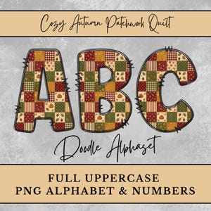 Op de afbeelding: De letters A, B en C zijn weergegeven in een patchwork quiltpatroon met herfstkleuren zoals rood, groen en oranje met pompoen- en bladmotieven. De tekst luidt Cozy Autumn Patchwork Quilt, Doodle Alphabet, FULL UPPERCASE PNG ALPHABET & NUMBERS.