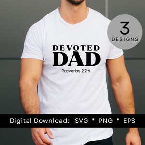 以下が含まれることがあります： 「DEVOTED DAD」の文字が黒い太字でプリントされた白いTシャツ。下に「Proverbs 22:6」と書かれています。右側には数字の「3」と「DESIGNS」という文字が入った灰色の円があります。画像の下部には「Digital Download: SVG * PNG * EPS」と書かれています。