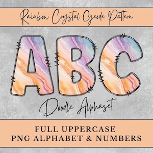 Pode incluir: Design digital com as letras "ABC" num padrão de geodo de cristal arco-íris. As letras são delineadas a preto com costuras decorativas. O design inclui o texto "Doodle Alphabet" e "FULL UPPERCASE PNG ALPHABET & NUMBERS".