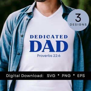 以下が含まれることがあります： 青い文字で「DEDICATED DAD」と「Proverbs 22:6」がプリントされた白いVネックTシャツ。青いデニムジャケットの下に着ています。円形のグラフィックは「3 DESIGNS」を示しています。画像の下部には「Digital Download: SVG * PNG * EPS」と書かれています。