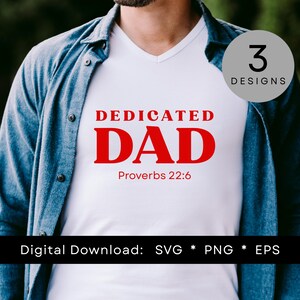 以下が含まれることがあります： 赤色の「DEDICATED DAD」と「Proverbs 22:6」の文字が入った白いVネックTシャツ。画像には「Digital Download: SVG * PNG * EPS」の文字と、数字「3」と「DESIGNS」という文字が入った円も含まれています。