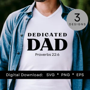 以下が含まれることがあります： 「DEDICATED DAD」の文字が黒い太字でプリントされた白いVネックTシャツ。テキストの下には「Proverbs 22:6」と書かれています。円形のグラフィックには「3 DESIGNS」と表示されています。「Digital Download: SVG * PNG * EPS」の文字が下にあります。