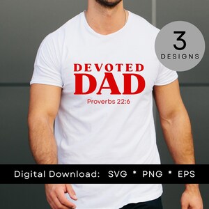 以下が含まれることがあります： 赤色の「DEVOTED DAD」と「箴言22:6」の文字が入った白いTシャツ。右上には数字「3」と「DESIGNS」という文字が入った灰色の円があります。「Digital Download: SVG * PNG * EPS」という文字が下部にあります。