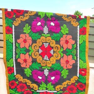 Vintage Romanian rug, handmade wool rug, kilim Oltenian art, hand-woven in the 60s, boho floral style, tapis roumain, 193x140cm.