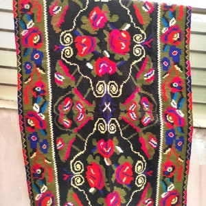 Vintage Romanian rug, handmade wool rug, kilim Moldavian art, hand-woven in the 70s, boho floral style, tapis moldave, 205x120cm.
